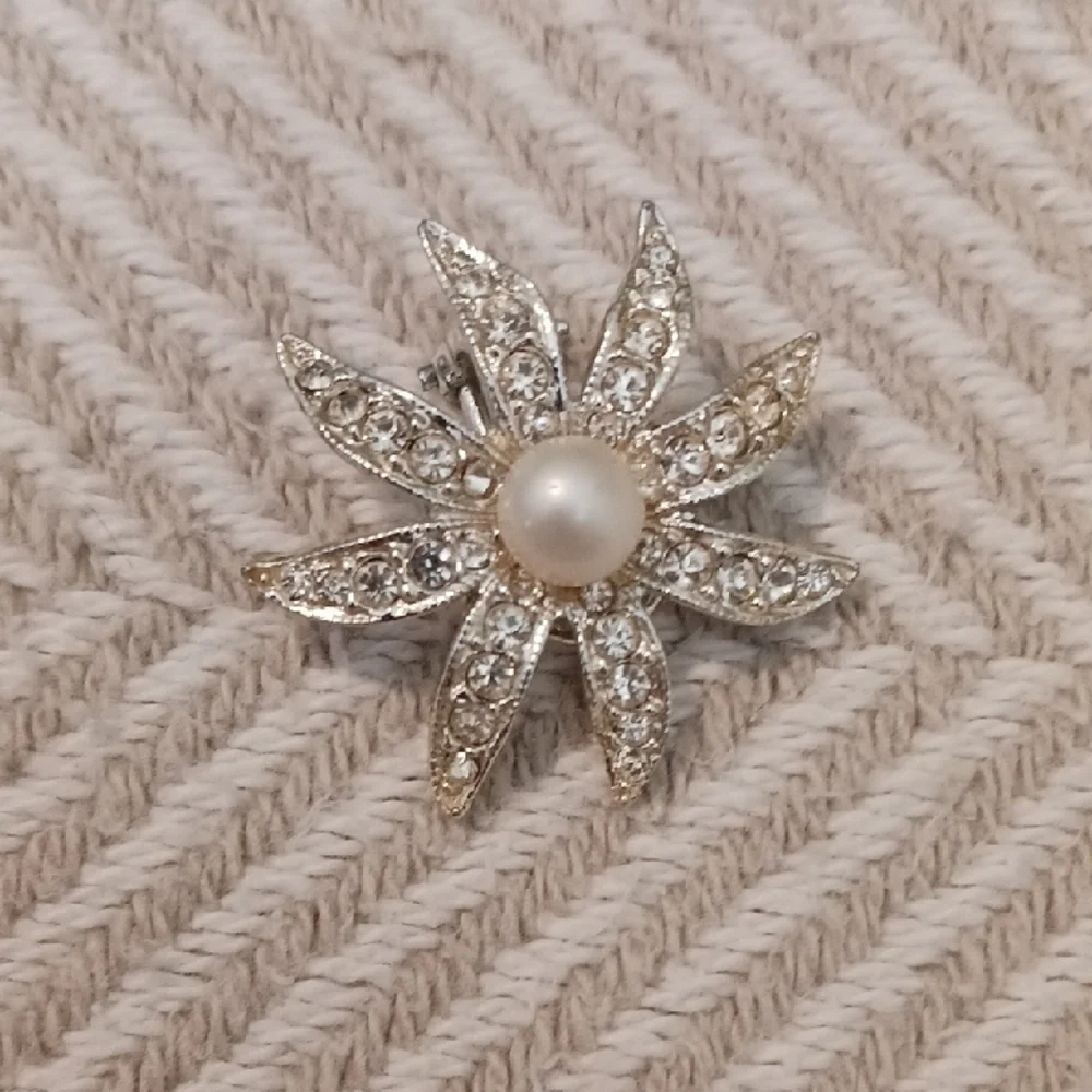 Elegant Silver and Pearl Flower Brooch - Picture 6 of 6
